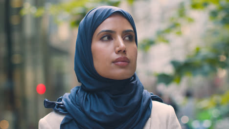 Porträt-Einer-Muslimischen-Geschäftsfrau-Im-Freien,-Die-Vor-Städtischen-Büros-Steht-4